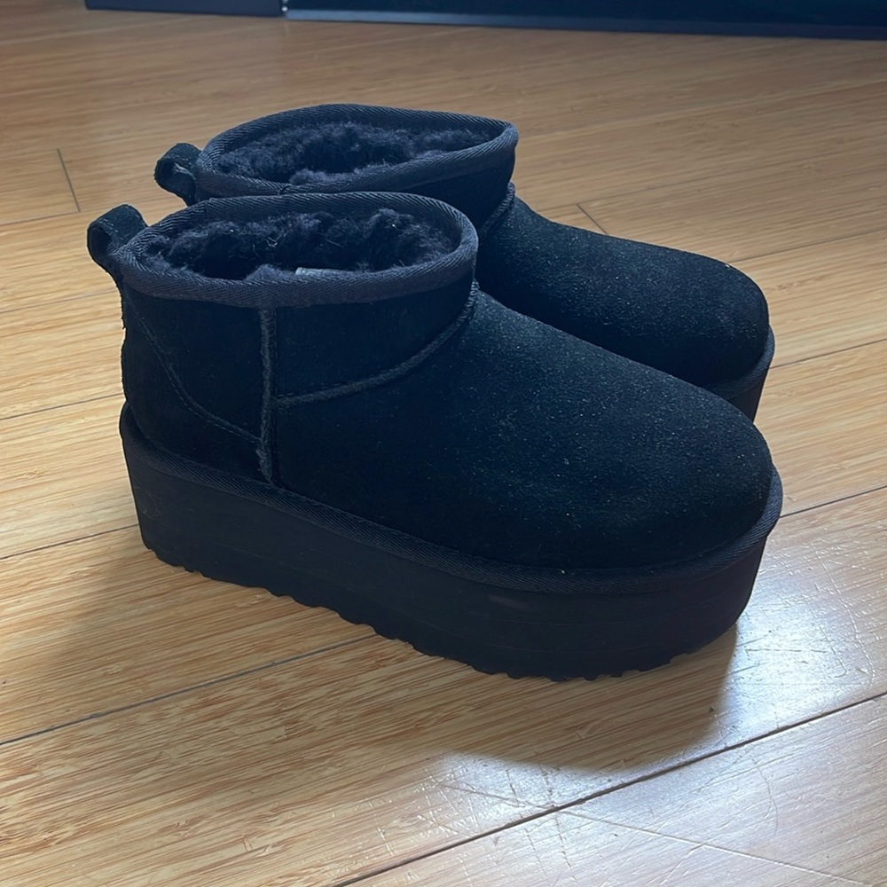 UGG Classic Ultra Mini Platform - Black suede